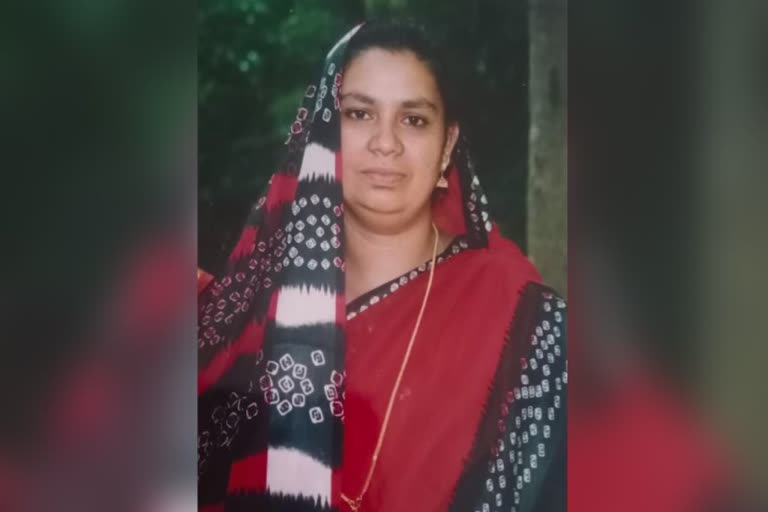 neighbor killed housewife  murder  crime  kerala  വീട്ടമ്മയെ തീ കൊളുത്തി കൊലപ്പെടുത്തി  മീനങ്ങാടിയിൽ വീട്ടമ്മയെ തീ കൊളുത്തി കൊലപ്പെടുത്തി  കോഴിക്കോട് മെഡിക്കൽ കോളേജ്  തീവ്രപരിചരണ വിഭാഗം  വീട്ടമ്മയെ പെട്രോൾ ഒഴിച്ച് തീ കൊളുത്തി