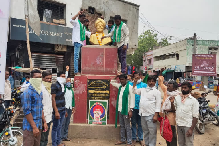 Tribal leaders paying tribute to Ranjigondu