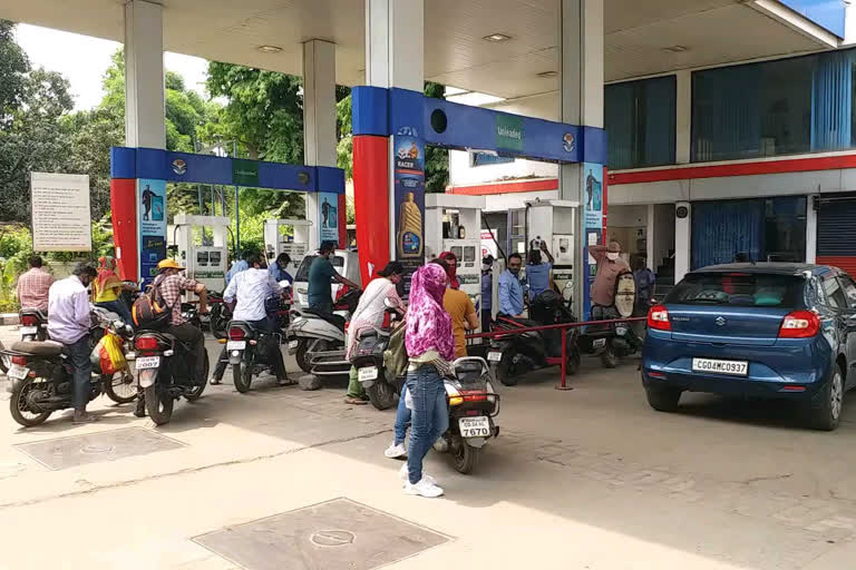 Rush at petrol pump before lockdown