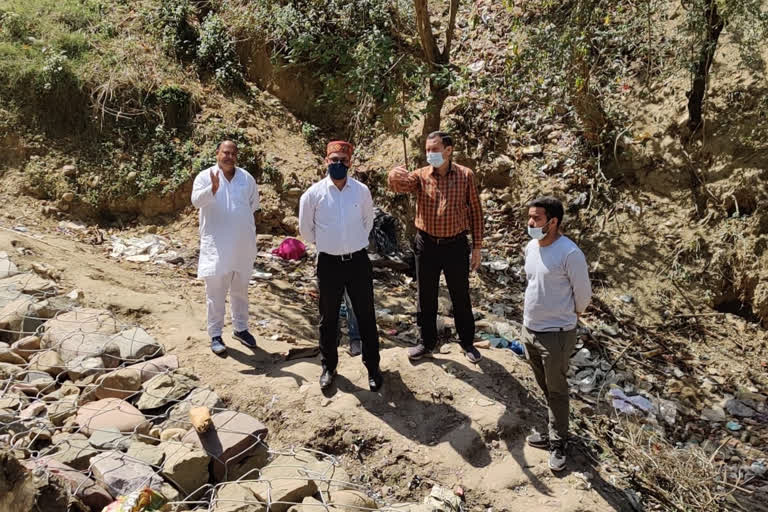sdm-zafar-iqbal-inspects-dumping-site-in-sarkaghat