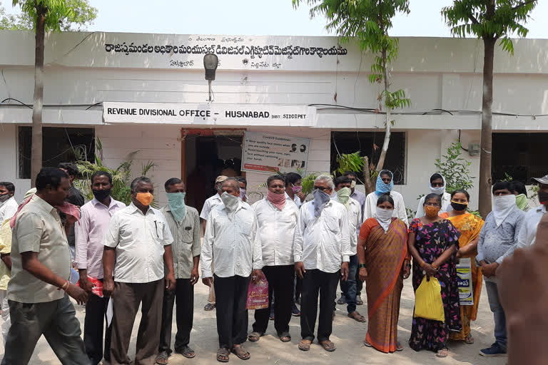 farmers protest at husnabad rdo office on Construction of link canals