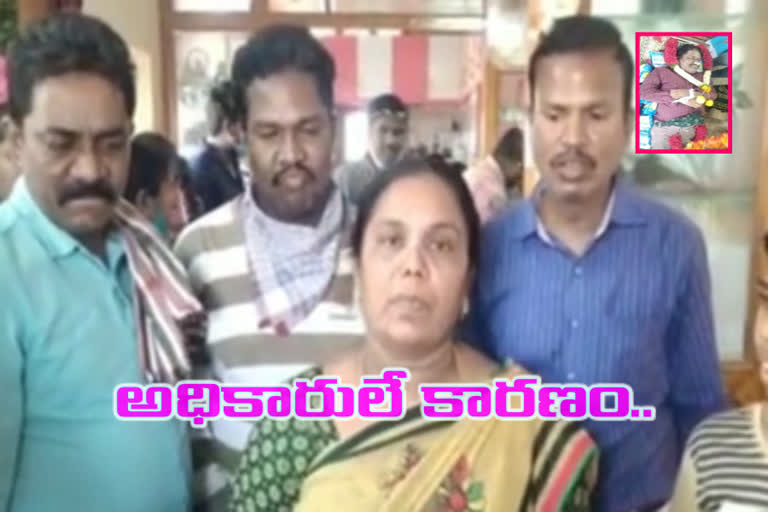 poling staff death at anantapur wife accuses officials