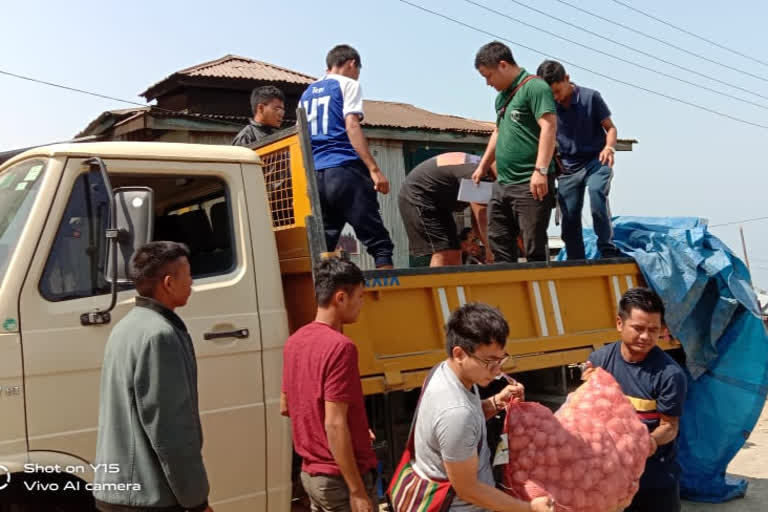 ম্যানমাৰৰ শৰণাৰ্থীৰ মাজত খাদ্য সামগ্ৰী, নগদ ধন বিতৰণ মিজো জিৰলাই পাৱলৰ