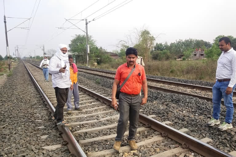 Freight train hit by stone in Betul, big accident averted