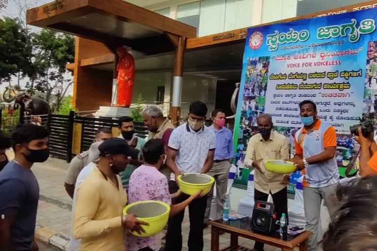 Distribution of the water pot to quench the animal's water thirst in Bangalore