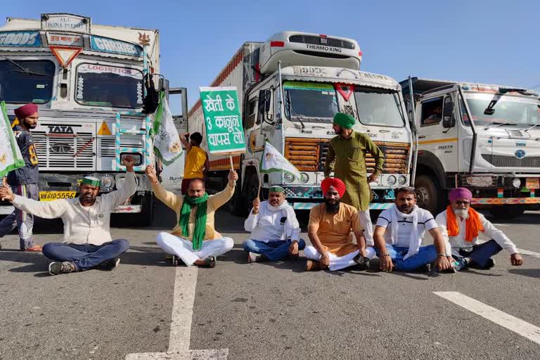 Farmers block KMP Expressway near Dasna toll plaza