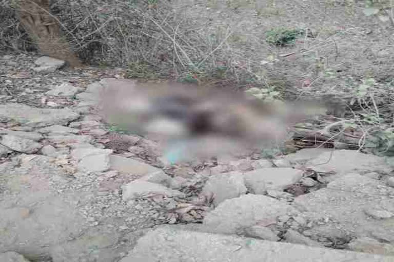 women dead body lying on the roadside in khunti