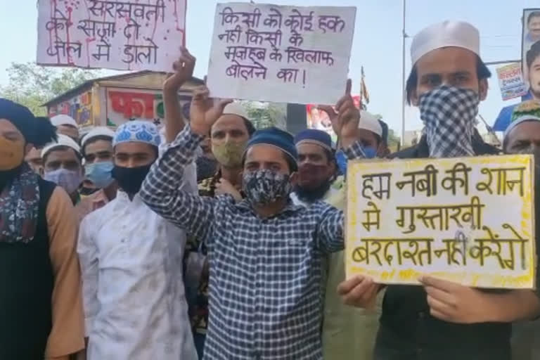 ghaziabad priest yati narasimhanand  controversial statement yati narasimhanand  people protest in kardam puri delhi  महंत नरसिहानंद सरस्वती का विवादास्पद बयान  पैगंबर मोहम्मद के खिलाफ विवादास्पद बयान  कर्दमपुरी में विरोध प्रदर्शन दिल्ली