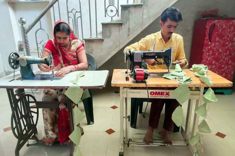 मास्क बनाने में जुटा पंवार दंपती, Pawar couple engaged in mask making