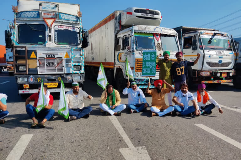 farmers blocked highways  farmers protest in delhi  singhu border farmers protest  ghazipur border farmers protest  eastern peripheral expressway .  किसानों का हाइवे जाम का एलान  ईस्टर्न पेरिफेरल एक्सप्रेसवे जाम गाजियाबाद  गाजियाबाद में हाइवे जाम  किसान आंदोलन दिल्ली  किसान आंदोलन में संयुक्त किसान मोर्चा