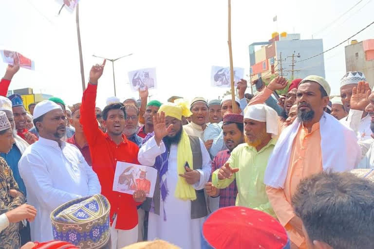 protest against narasinmhananda saraswathi