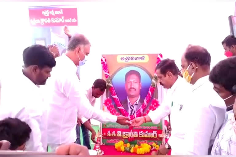 Harish Rao visiting the family of an Army Jawan  kranthi  kuma