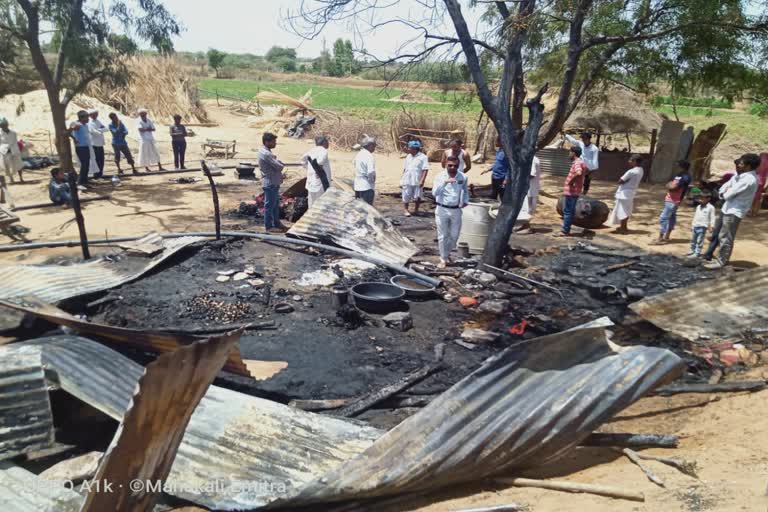 रानीवाड़ा के आजोदर गांव में आग, fire broke out in hut,  news of Raniwada Azodar village