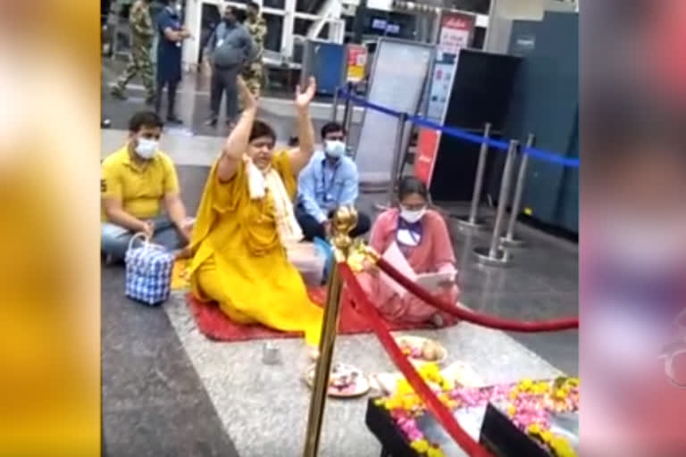 sha Thakur performs pooja  MP Minister performs 'puja' at airport  Usha Thakur was seen worshipping  Indore airport puja  കൊവിഡിനെ തുരത്താന്‍ എയര്‍പോര്‍ട്ടില്‍ 'പൂജ' നടത്തി മധ്യപ്രദേശ് മന്ത്രി  കൊവിഡ് വാര്‍ത്ത  മധ്യപ്രദേശ് മന്ത്രി ഉഷാ താക്കൂര്‍