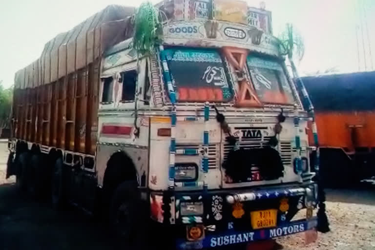 police seized tracktor trolly with sand in morena