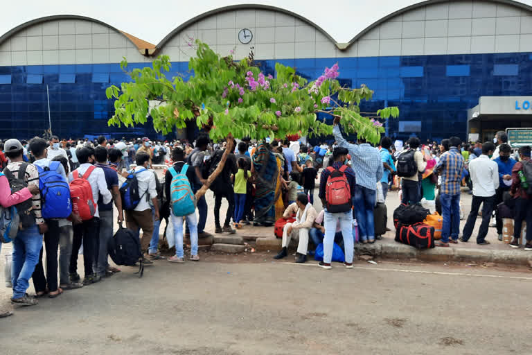 crowd-of-migrant-people-in-ltt-railway-station