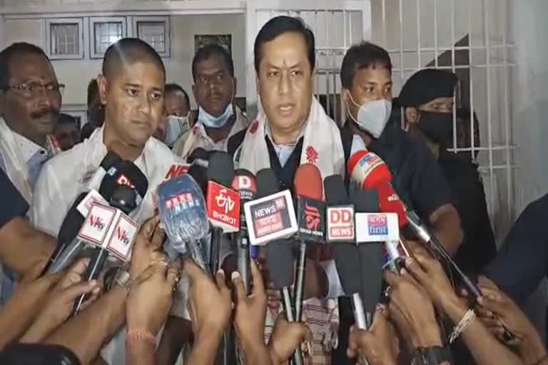 cm-sarbananda-sonowal-in-lurinjyoti-gogoi-home