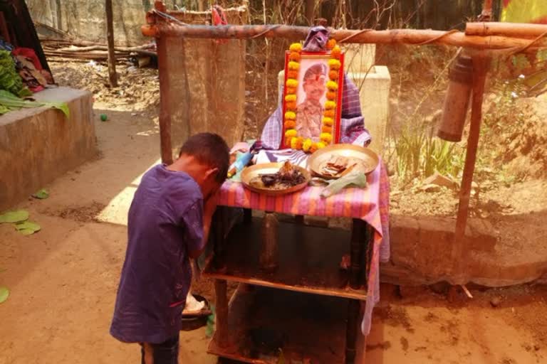 martyr soldier shravan kashyap, martyr soldier shravan kashyap was the only support for his family, martyr soldier shravan kashyap news, ಹುತಾತ್ಮ ತಂದೆಯ ಫೋಟೋಗೆ ನಮಸ್ಕರಿಸುತ್ತಿರುವ ಐದು ವರ್ಷದ ಮುಗ್ಧ, ಹುತಾತ್ಮ ಯೋಧ ಶ್ರವಣ್​ ಕಶ್ಯಪ್​, ಹುತಾತ್ಮ ಯೋಧ ಶ್ರವಣ್​ ಕಶ್ಯಪ್ ಕುಟುಂಬಕ್ಕೆ ಬೆಂಬಲ, ಹುತಾತ್ಮ ಯೋಧ ಶ್ರವಣ್​ ಕಶ್ಯಪ್ ಸುದ್ದಿ,