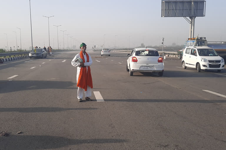 kmp xpressway in ghaziabad  farmersc protest in delhi  farmers protest against farm laws  central government farm laws  kmp expressway open  केएमपी एक्सप्रेसवे खुला  किसानों का केएमपी एक्सप्रेसवे जाम  कृषि कानूनों के खिलाफ किसान आंदोलन