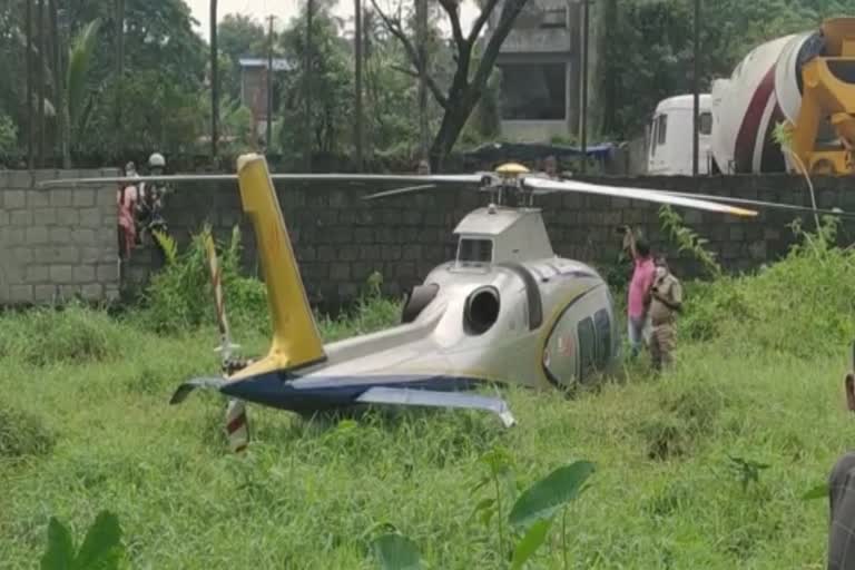 emergency landing of a helicopter on the Swamp  helicopter on the Swamp  emergency landing  കൊച്ചിയിൽ ഹെലികോപ്റ്റർ ഇടിച്ചിറക്കി  ഹെലികോപ്റ്റർ ഇടിച്ചിറക്കി  പനങ്ങാട് കുമ്പളത്തെ ചതുപ്പിലാണ് ഇറക്കിയത്  ഹെലികോപ്റ്റർ അടിയന്തരമായി ഇറക്കി  യൂസഫലി ഹെലികോപ്റ്റര്‍ അപകടം  എംഎ യുസഫലി ഹെലികോപ്റ്റര്‍ അപകടം