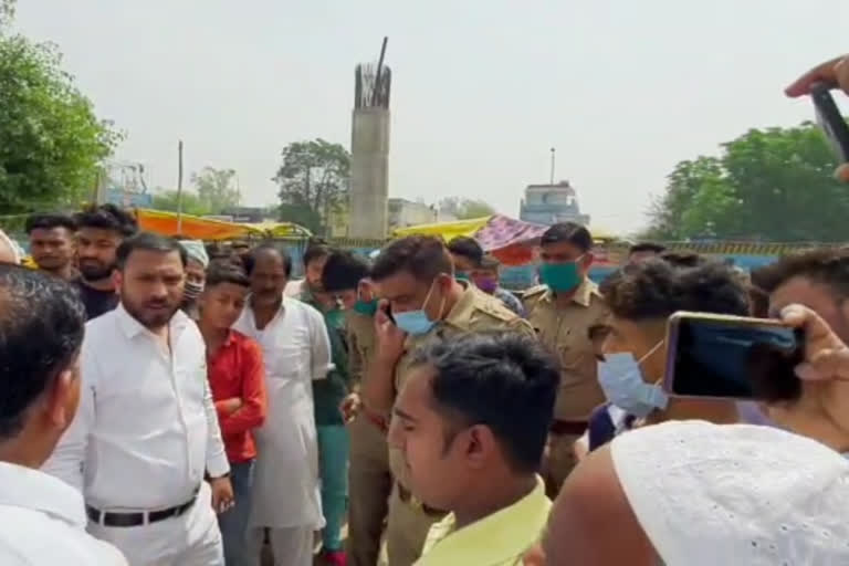 liquor store in muradnagar  locals protest for liquor store  locals issues in ghaziabad  मुरादनगर में शराब के ठेके का विरोध  मुरादनगर में स्थानीय लोगों का विरोध  अंबेडकर पार्क गाजियाबाद के नजदीक शराब ठेका