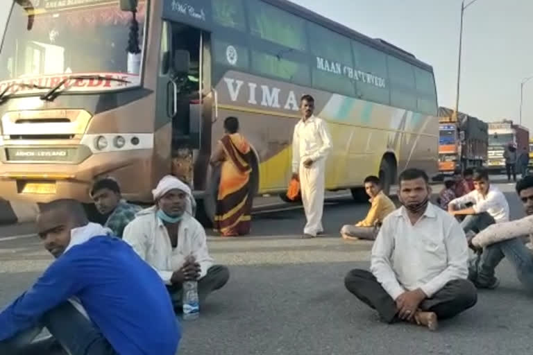 eastern peripheral highway traffic jam  farmers on eastern peripheral highway  eastern peripheral highway  farmers protest in greater noida  ईस्टर्न पेरिफेरल हाईवे खुला  किसानों का ईस्टर्न पेरिफेरल हाईवे जाम  ईस्टर्न पेरिफेरल हाईवे पर भारी जाम