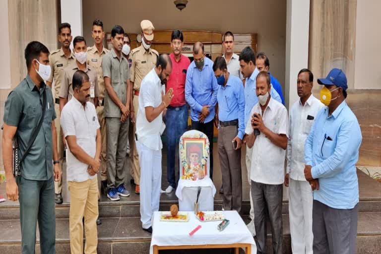 Minister Srinivas Gowda pays tributes to Jyotirao Poole