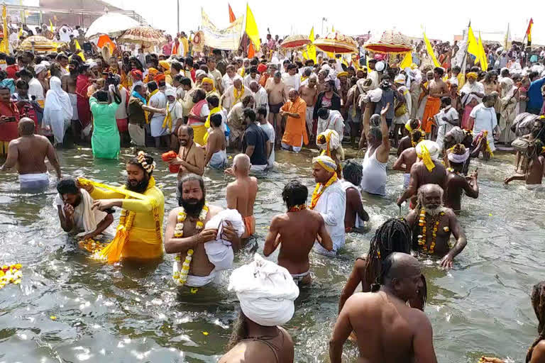 മഹാകുംഭമേള  കുംഭമേള  പുണ്യസ്‌നാനം  ഹരിദ്വാർ  Maha Kumbh  royal bath  Haridwar  ഡെറാഡൂൺ  dehradun  uttarakhand  ഉത്തരാഗണ്ഡ്  കൊവിഡ്  covid  akhada  അഖാദ