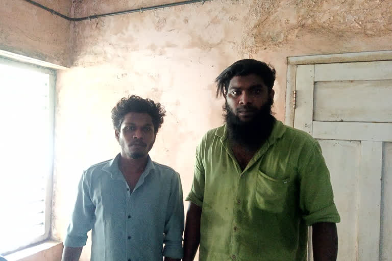 Two arrested for various offenses in Kollam  മേക്കോൺ ജങ്ഷനിൽ ബൈക്ക് കത്തിച്ചു  നിരവധി കേസുകളിൽ പ്രതികളായ രണ്ട് പേർ പിടിയിൽ