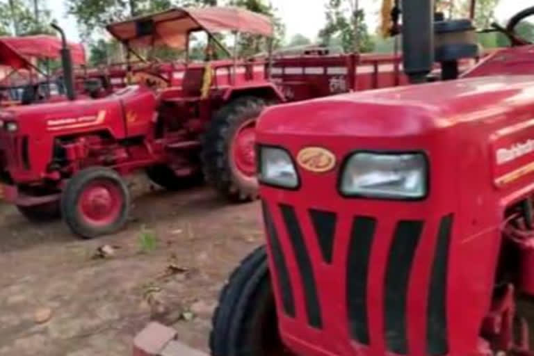 Action on vehicles engaged in illegal excavation in Kondagaon