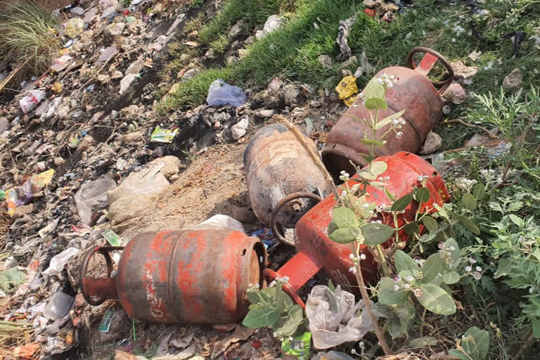 fire break out due to gas cylinder leaking