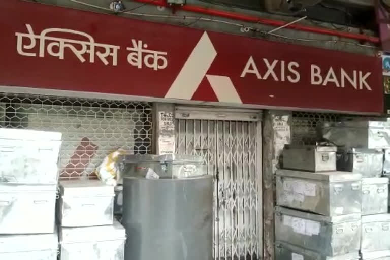 chandigarh axis bank theft  chandigarh rs 4 crore bank theft  bank theft chandigarh  Security guard flee with Rs 4.04 crore  Axis Bank's office in Chandigarh  Chandigarh's Sector 34 bank theft  guard flee with Rs 4.04 crore  ചണ്ഡിഗഡ്  ബാങ്ക് കൊള്ളയടിച്ചു  മോഷണം