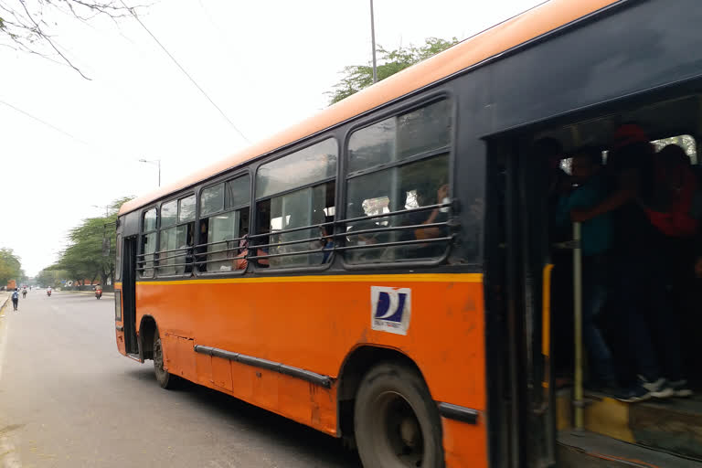 DTC बसों में एक सीट छोड़कर करनी होगी यात्रा