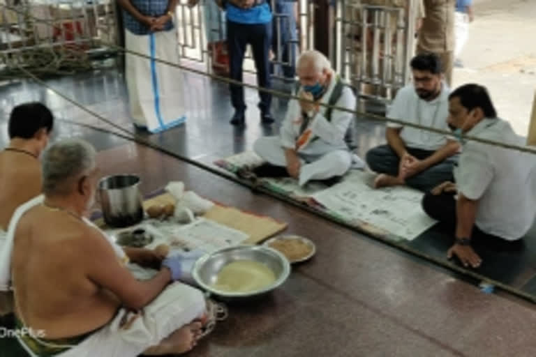 Kerala Governor Arif Mohammed Khan visits Sabarimala