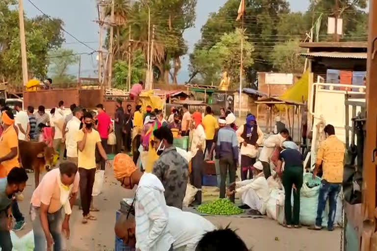 Crowd of gathered in market before lockdown in Gaurela-Pendra-Marwahi