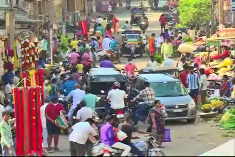 people  busy in shoping without  following corona rules