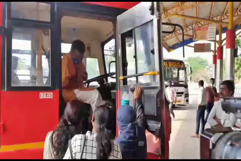 A woman anger over bus conductor in Kalaburgi