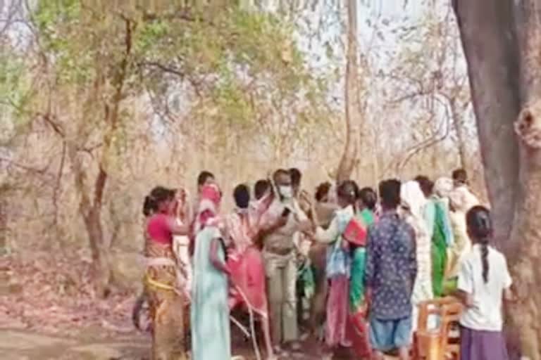 tribals-obstructing-forest-officers-in-bhadradri-kothagudem-district