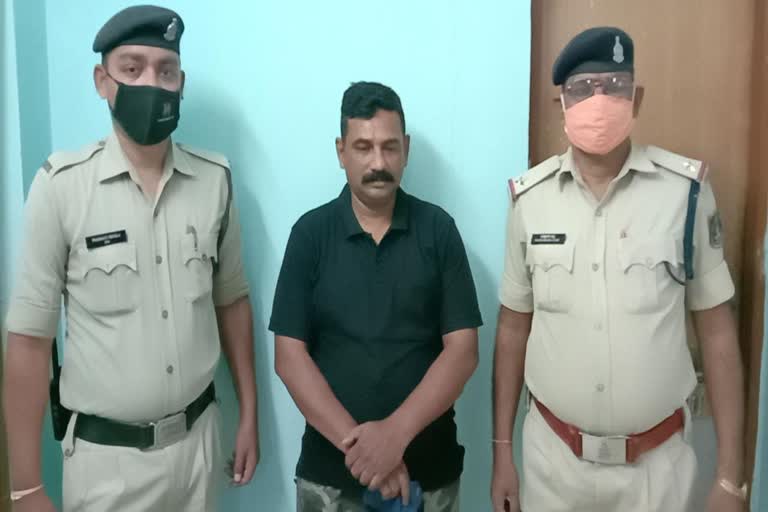 Fake CID officer arrested in Dhamtari