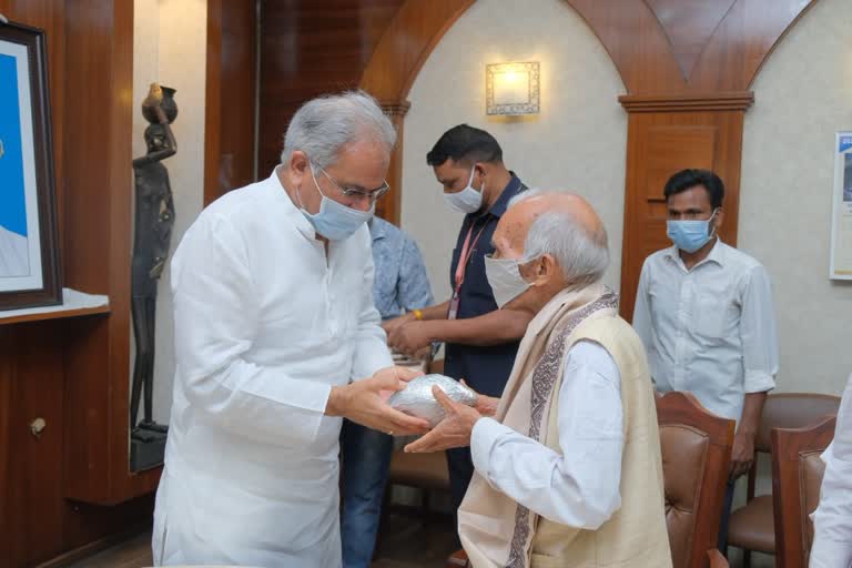 CM bhupesh baghel honored dhrampal saini along with arbitration team