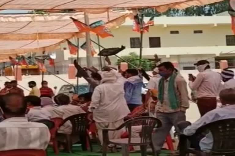 Kisan Union leaders showed black flags, केंद्रीय मंत्रियों को दिखाए काले झंडे