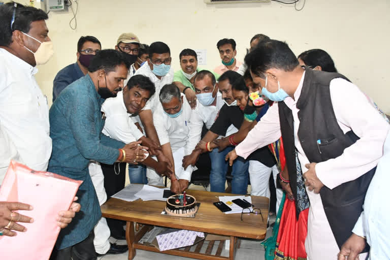 Congress leaders celebrate 73rd birthday of state president Rameshwar Oraon in ranchi