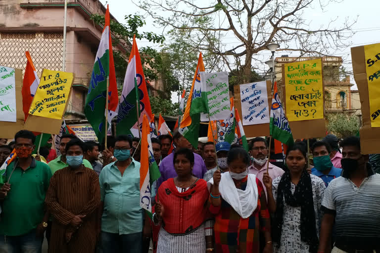 Trinamool workers showing aggitation in Bolpur police station on allegations of bias against the administration in birbhum