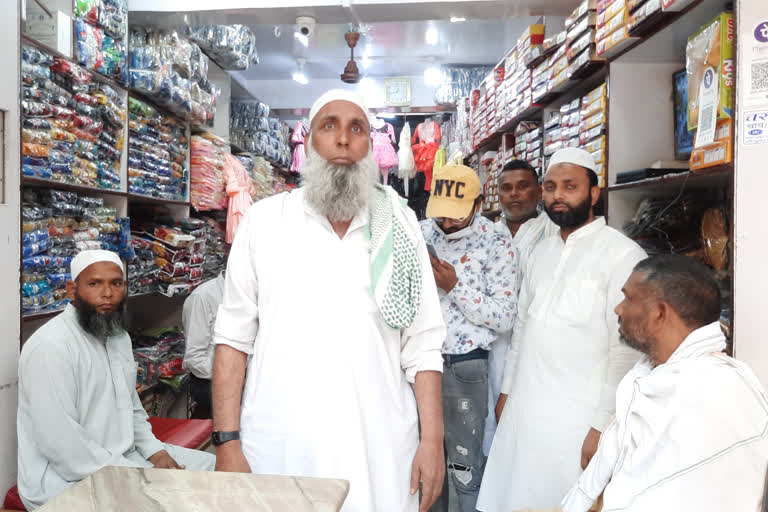 two shops of readymade clothes in Muzaffarnagar Sadar Bazar created a stir due to the theft of lakhs