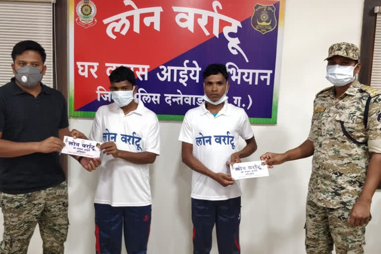 दो नक्सलियों ने किया आत्मसमर्पण , Two naxalites surrendered in Dantewada