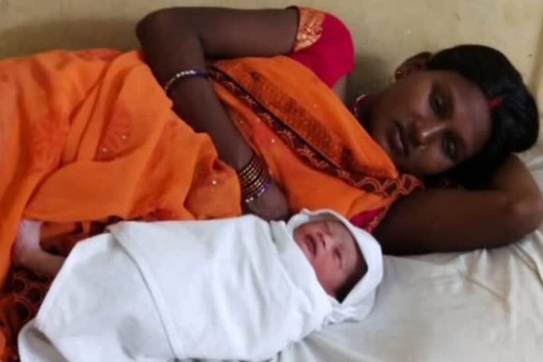 woman-gave-birth-to-newborn-in-train-in-seraikela