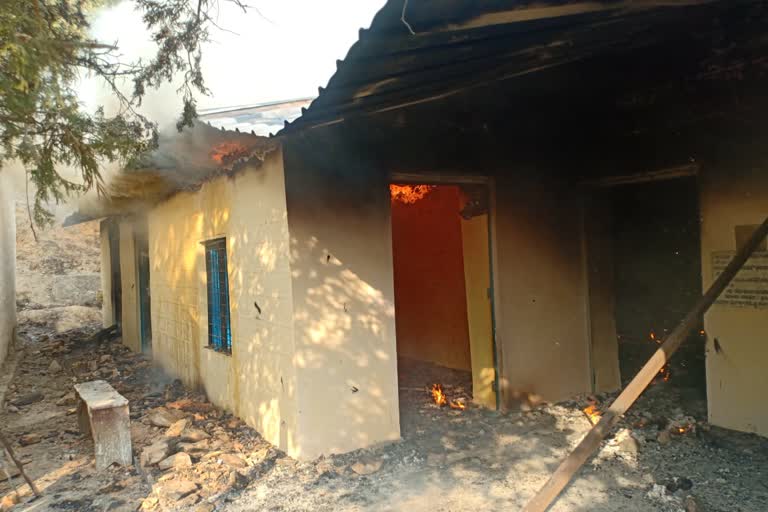 वन विभाग, ग्रामीणों और स्कूल स्टाफ ने आग पर पाया काबू.