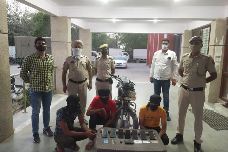 Mundka police station arrested three gangsters