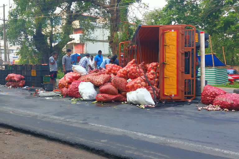 alappuzha lorry accident  alappuzha news  ആലപ്പുഴ വാര്‍ത്തകള്‍  ലോറി അപകടം