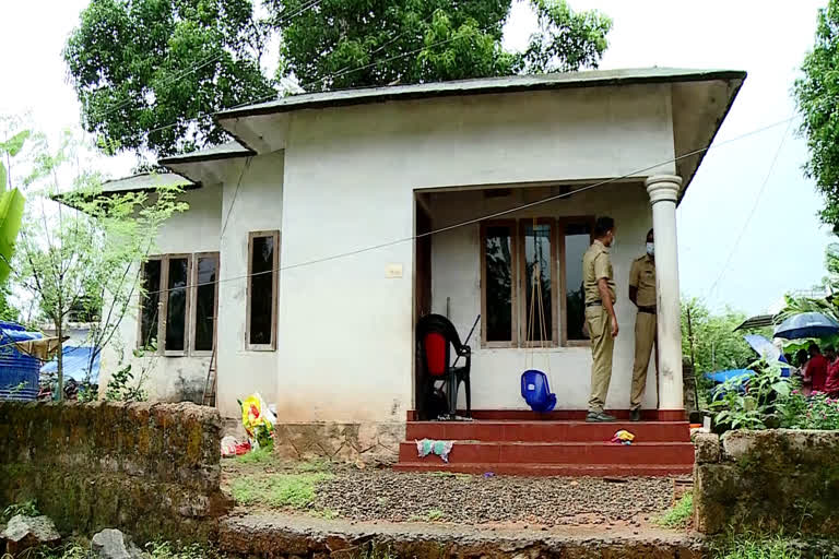 lady attacked in thodupuzha  thodupuzha news  വീട്ടമ്മയ്‌ക്ക് വെട്ടേറ്റു  ഇടുക്കി വാര്‍ത്തകള്‍